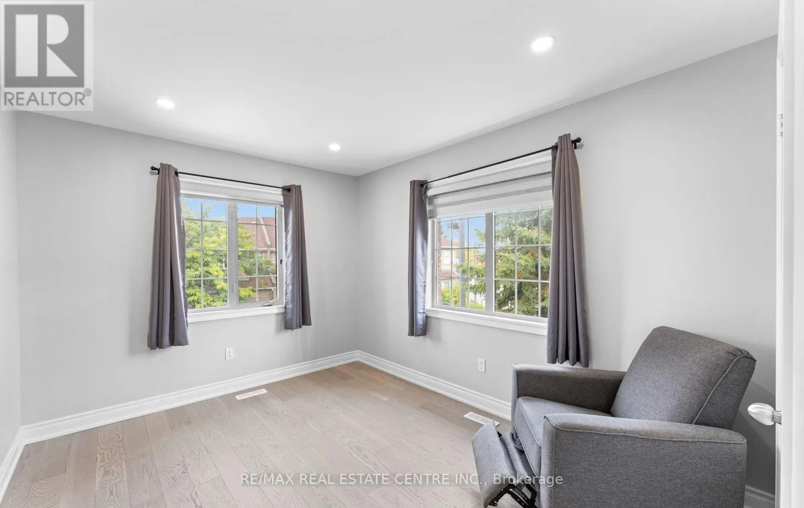 32 - 32 VIEWCREST CIRCLE
