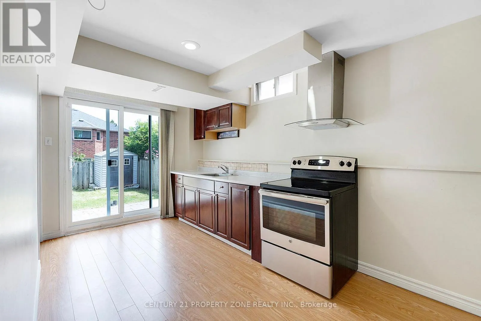 UPPER - 5469 PALMERSTONE CRESCENT