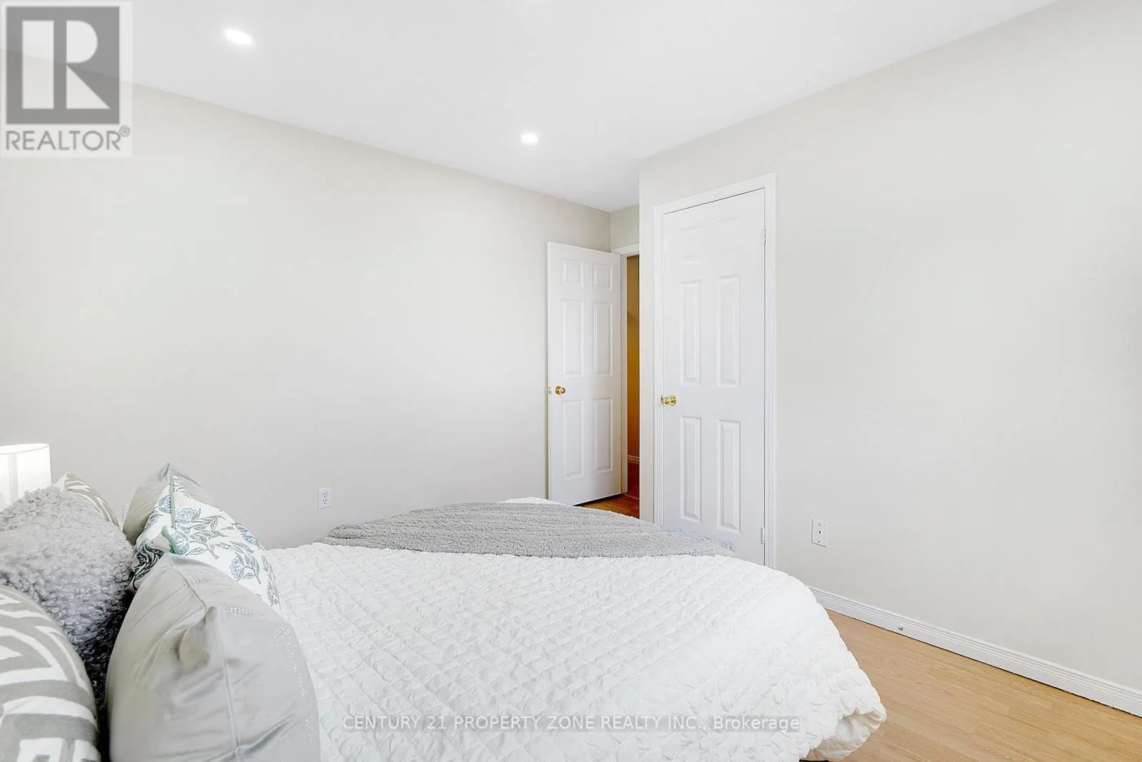 UPPER - 5469 PALMERSTONE CRESCENT
