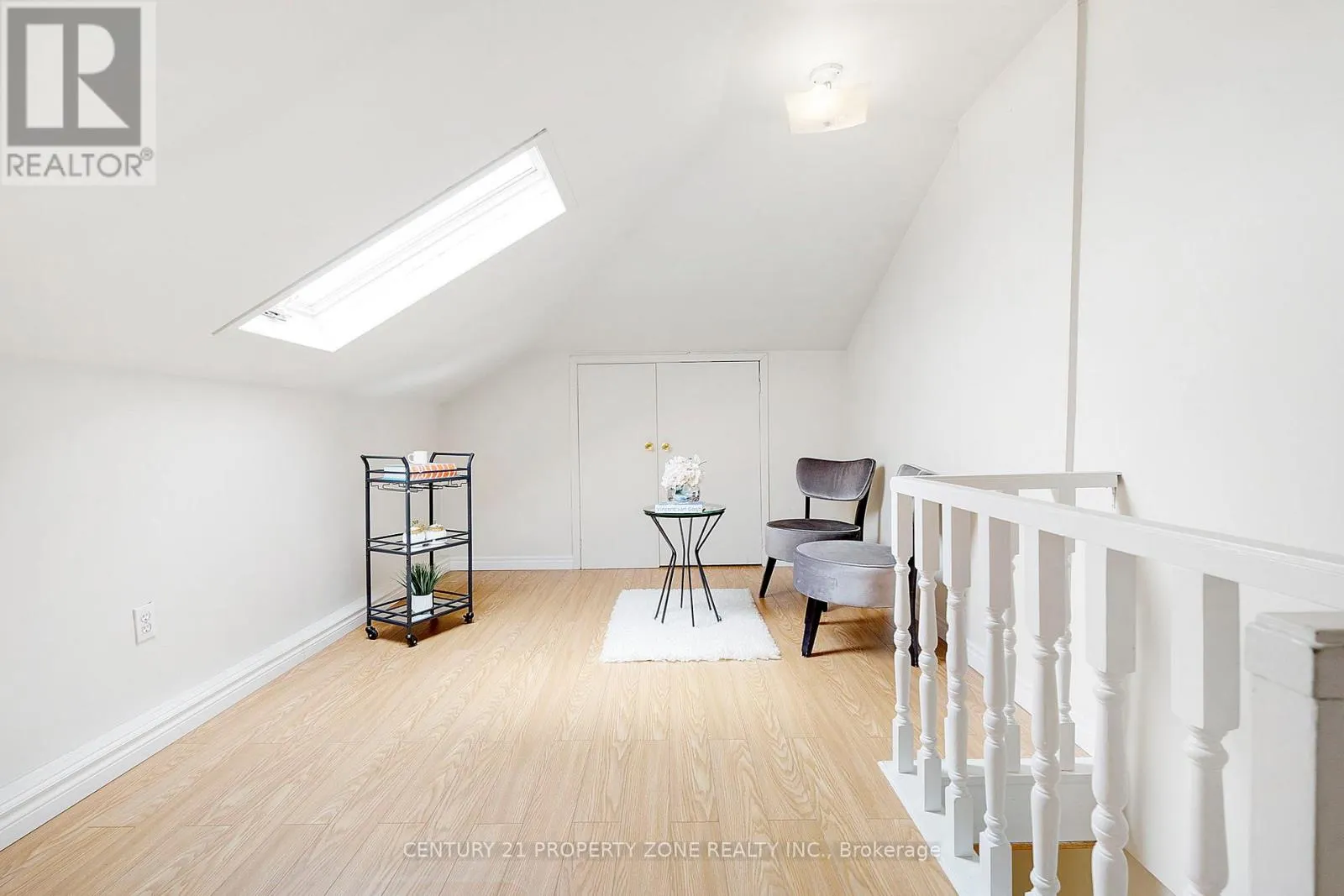 UPPER - 5469 PALMERSTONE CRESCENT
