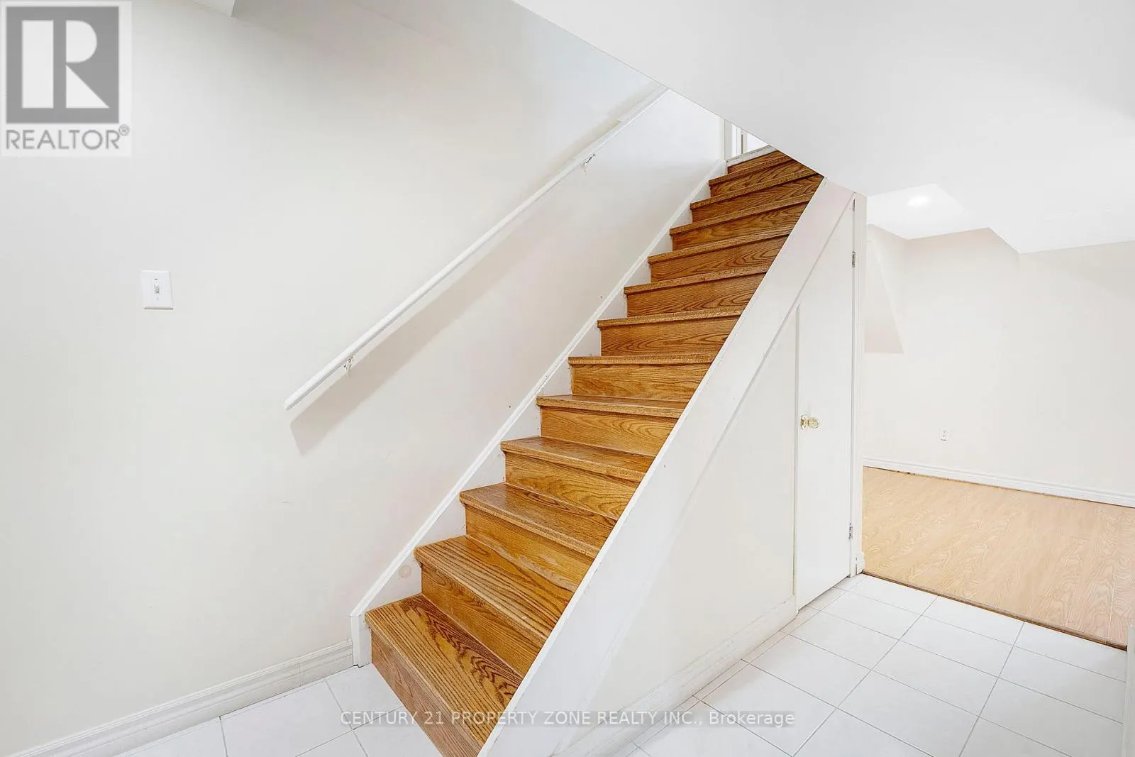 UPPER - 5469 PALMERSTONE CRESCENT