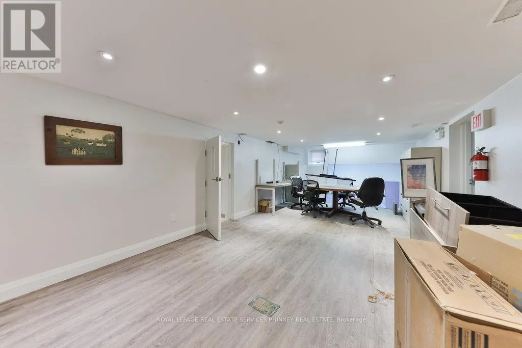 15 MISSISSAUGA ROAD S