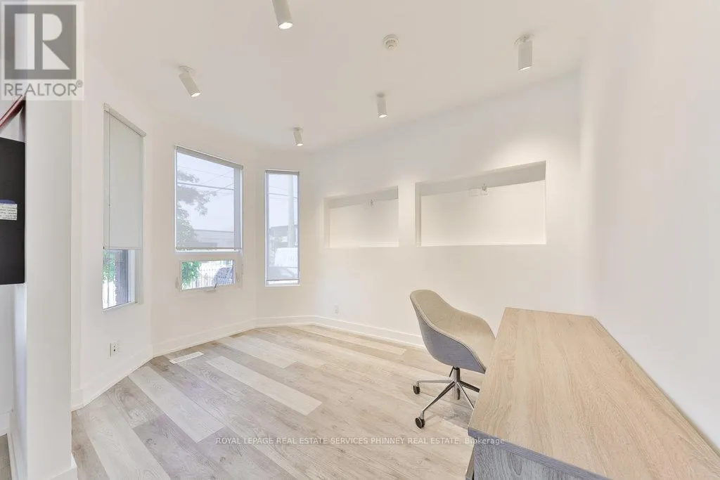 15 MISSISSAUGA ROAD S