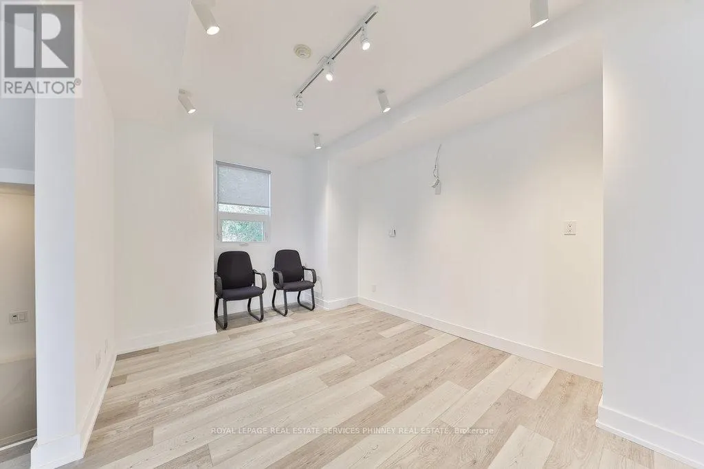 15 MISSISSAUGA ROAD S