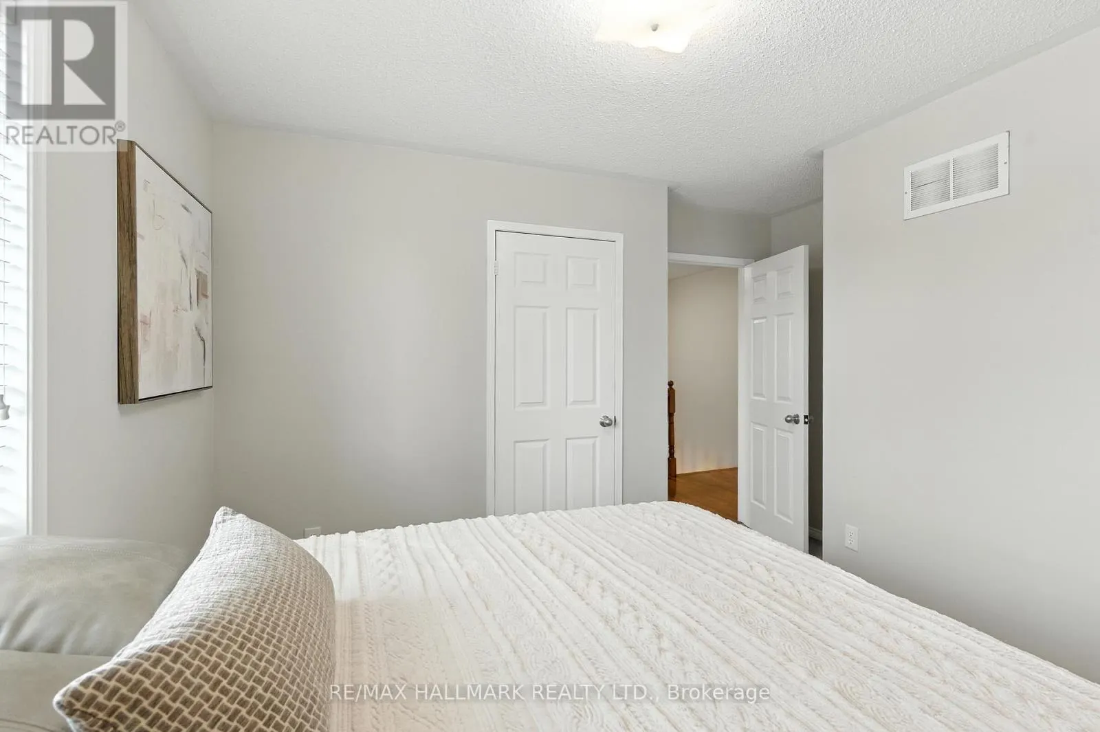 3288 EQUESTRIAN CRESCENT