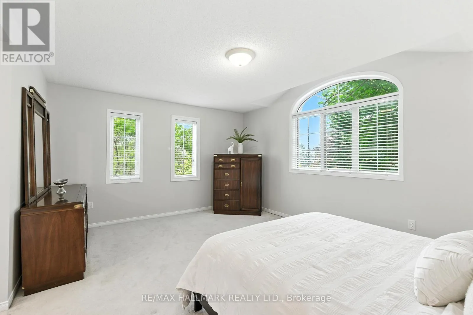 3288 EQUESTRIAN CRESCENT