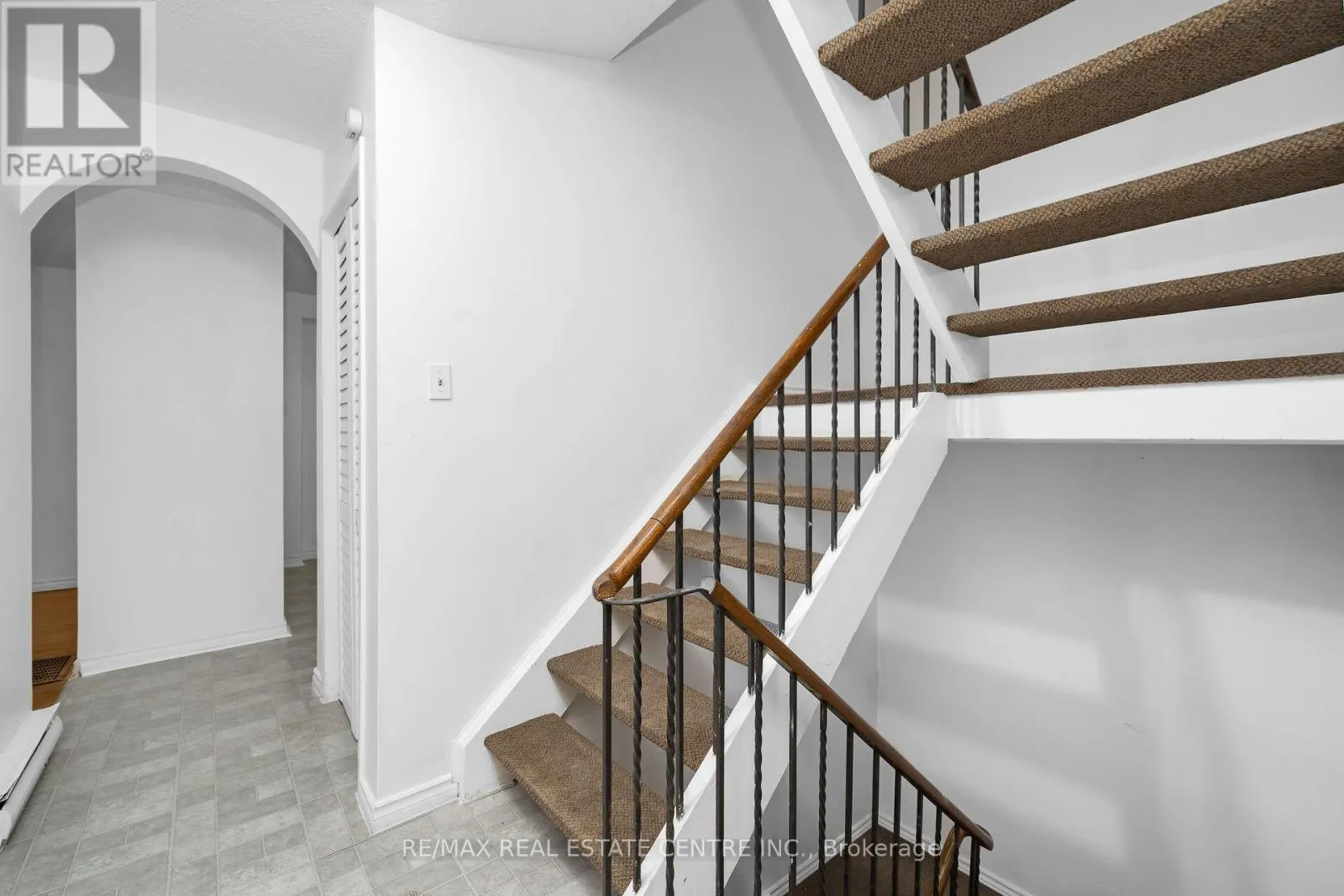 28 ADAMSON STREET S