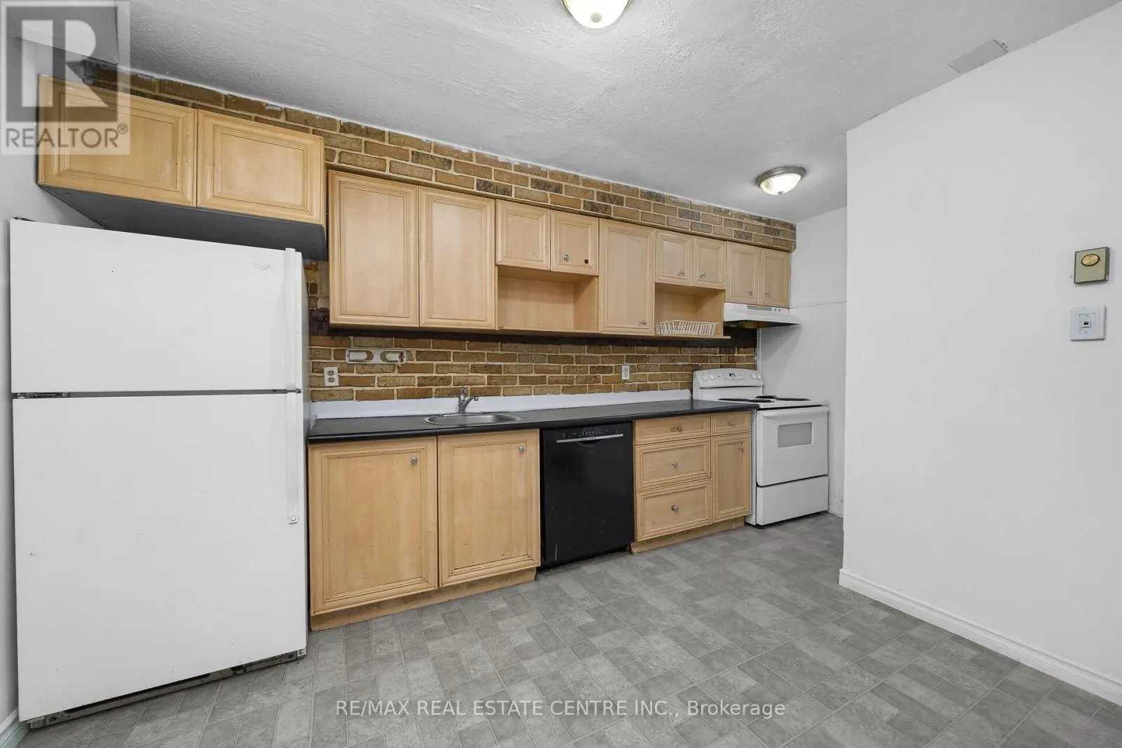 28 ADAMSON STREET S