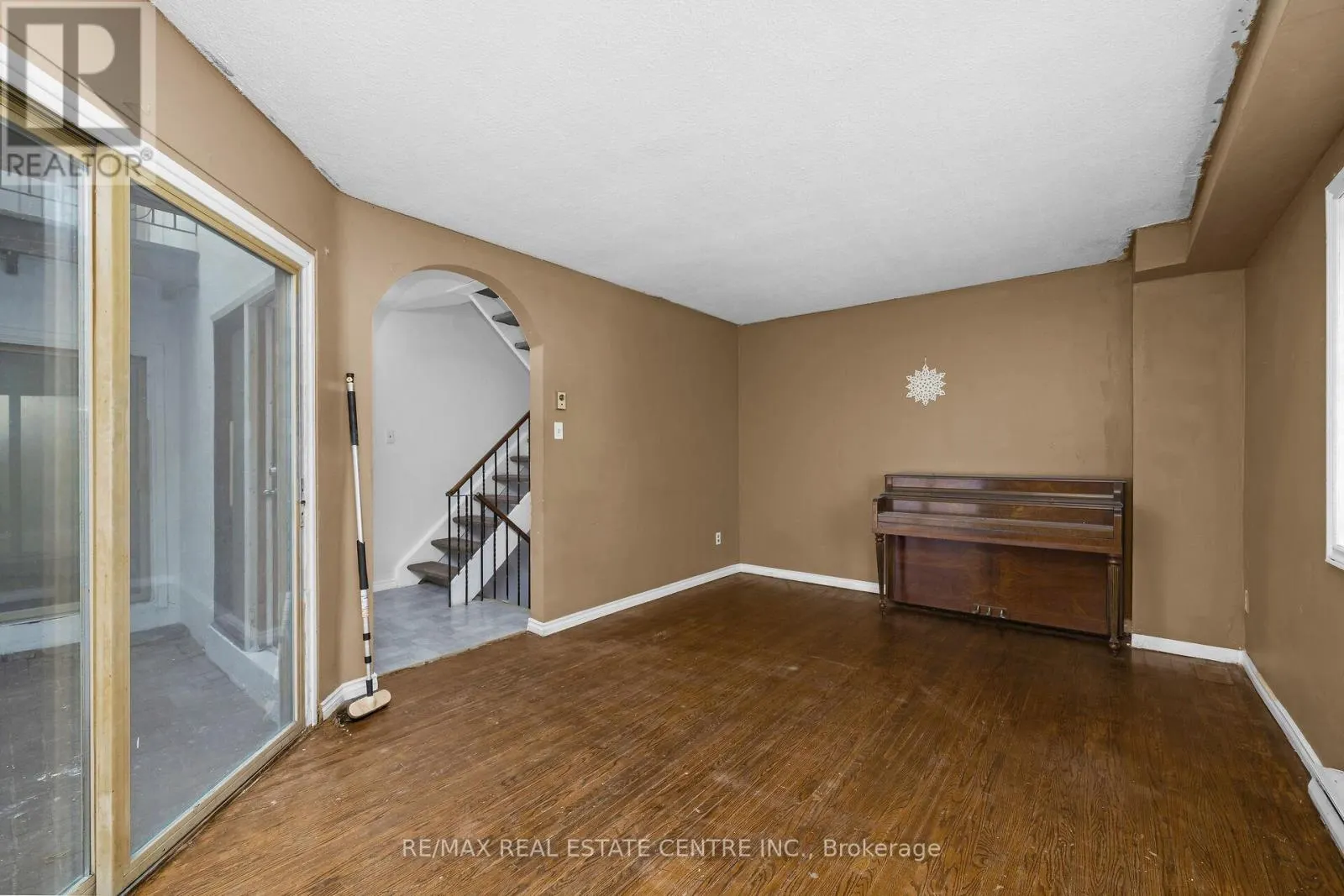 28 ADAMSON STREET S