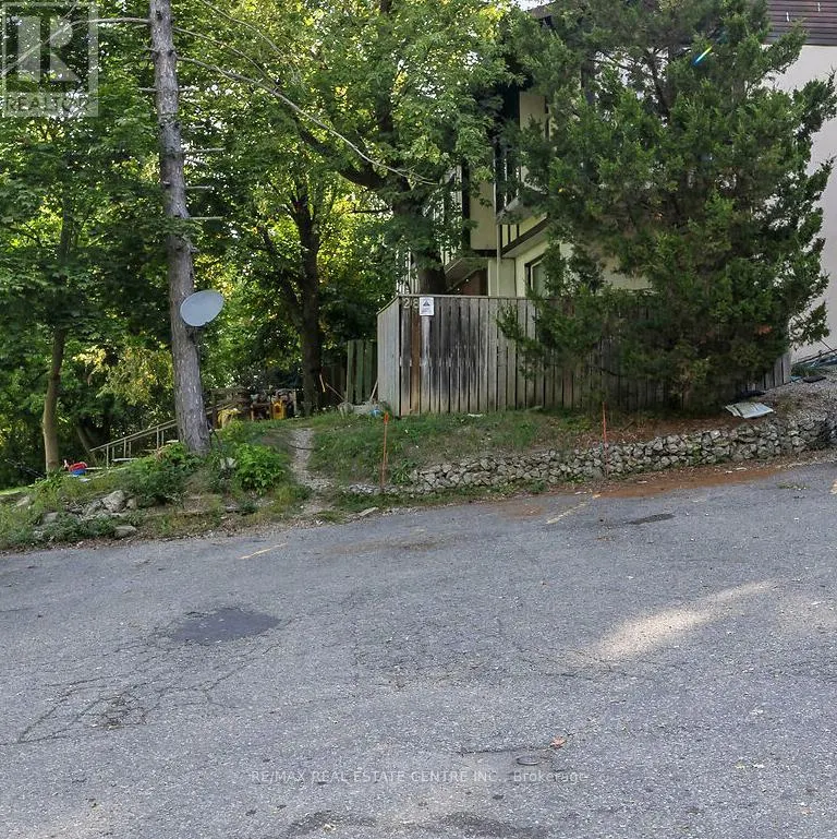 28 ADAMSON STREET S
