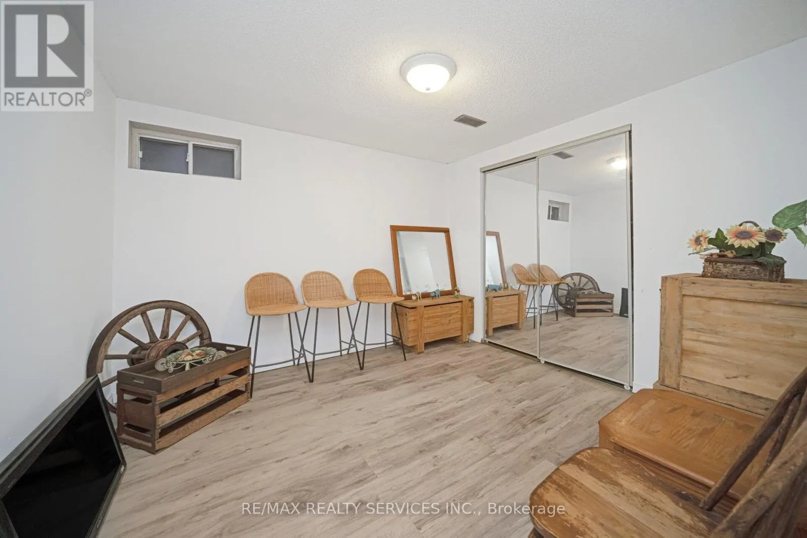 74 LEEWARD DRIVE N