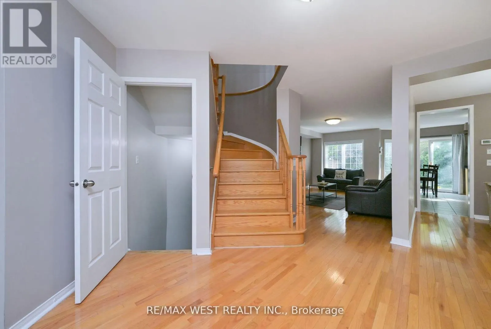 32 CRESTRIDGE DRIVE