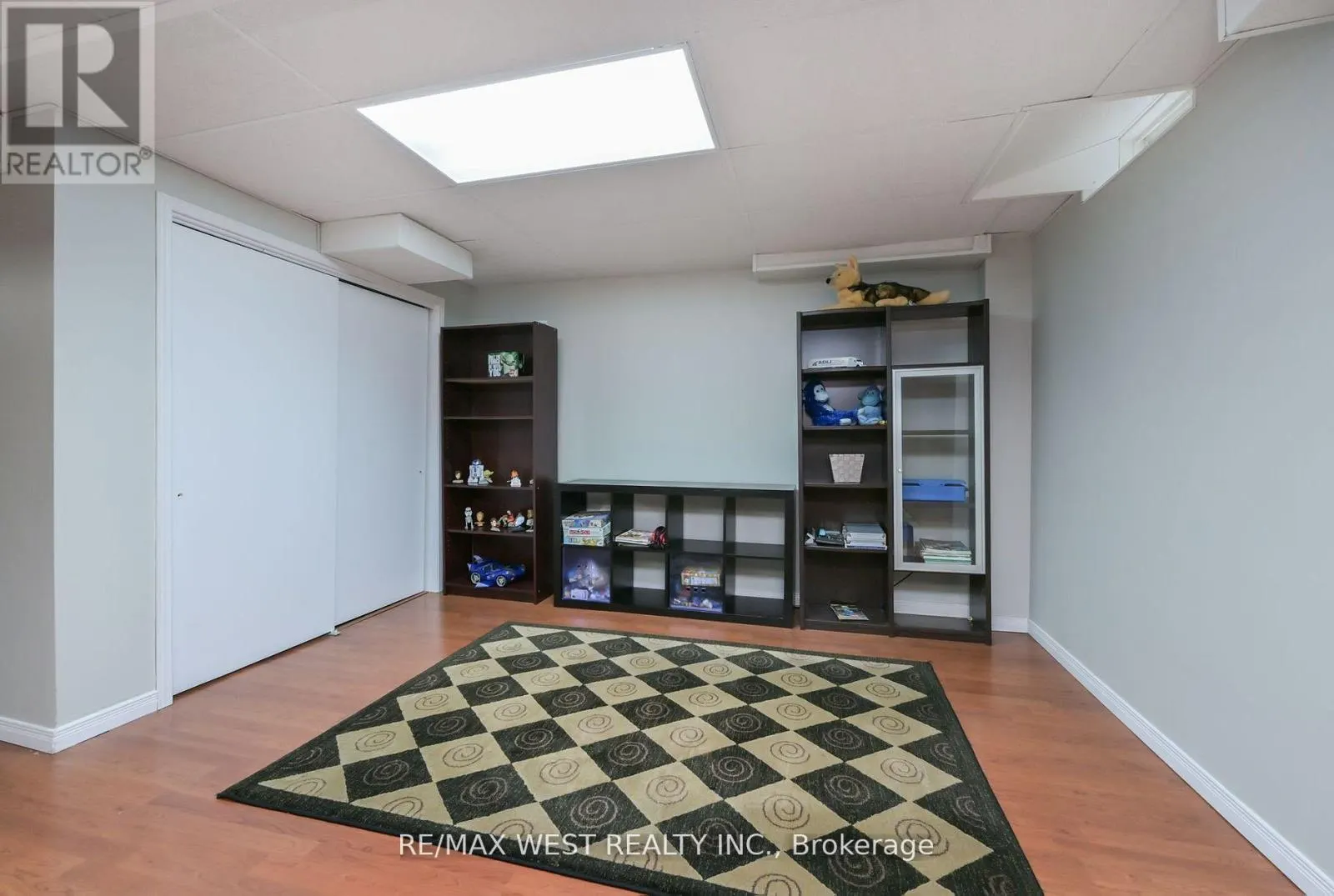 32 CRESTRIDGE DRIVE