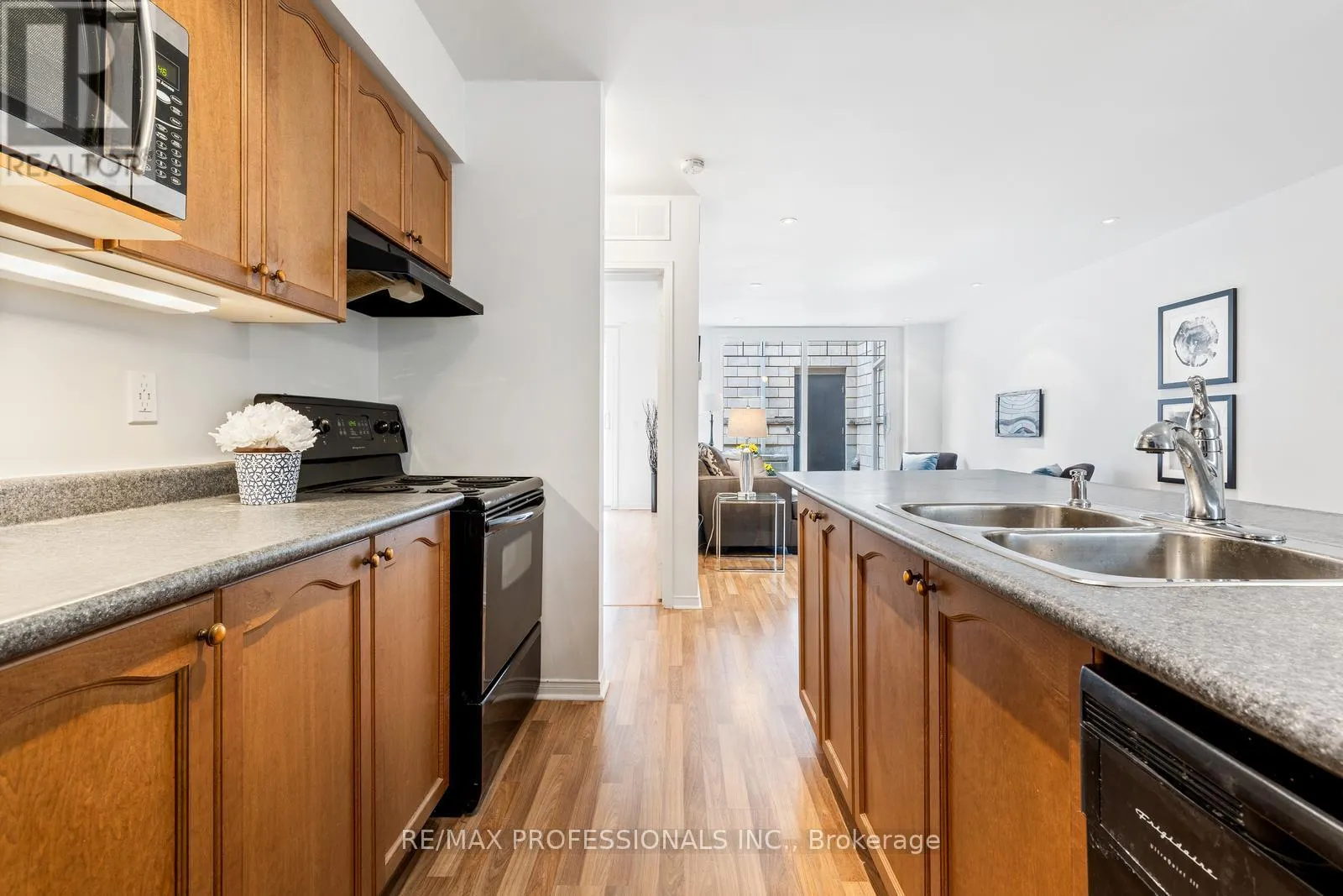104 - 3400 LAKE SHORE BOULEVARD W