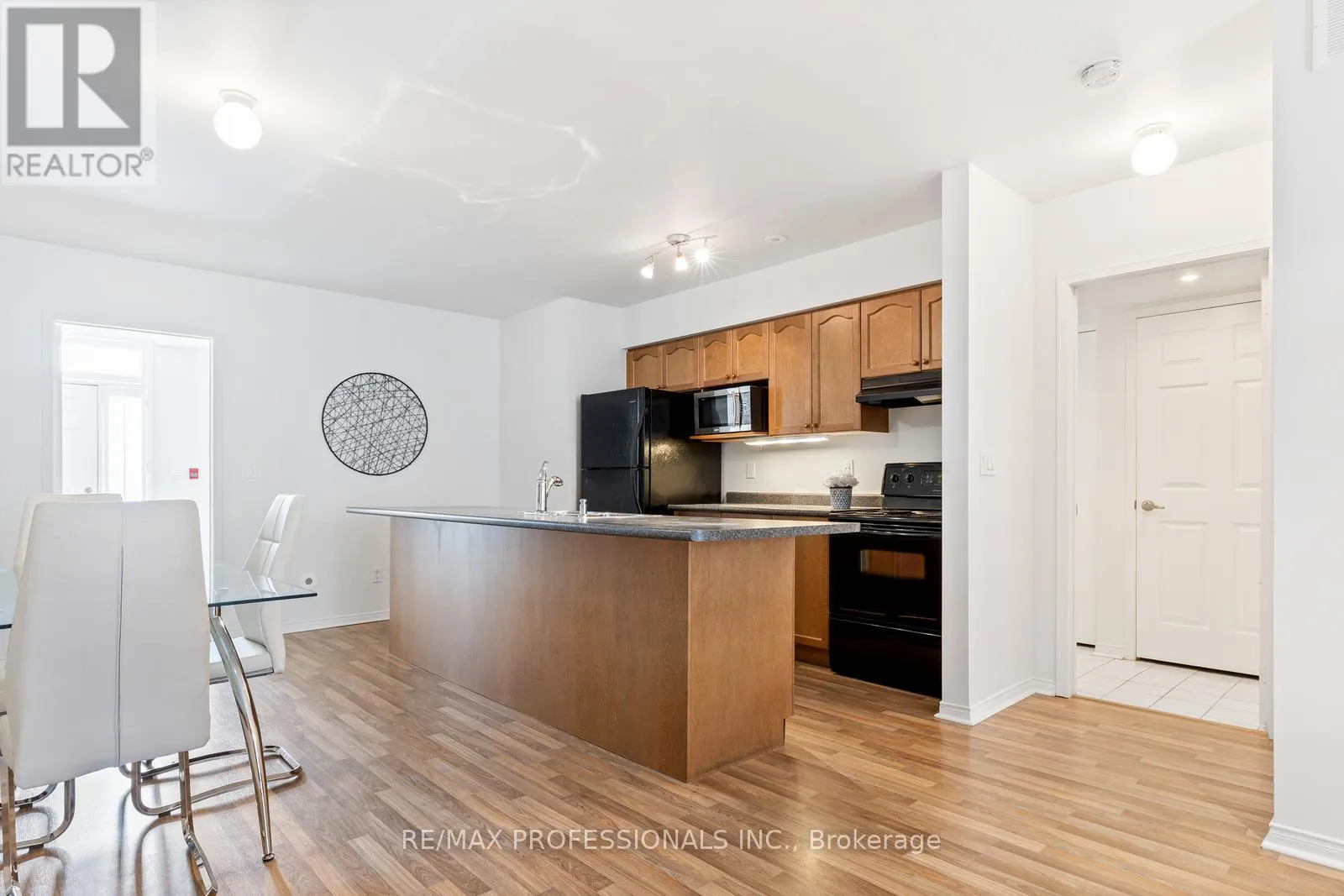 104 - 3400 LAKE SHORE BOULEVARD W