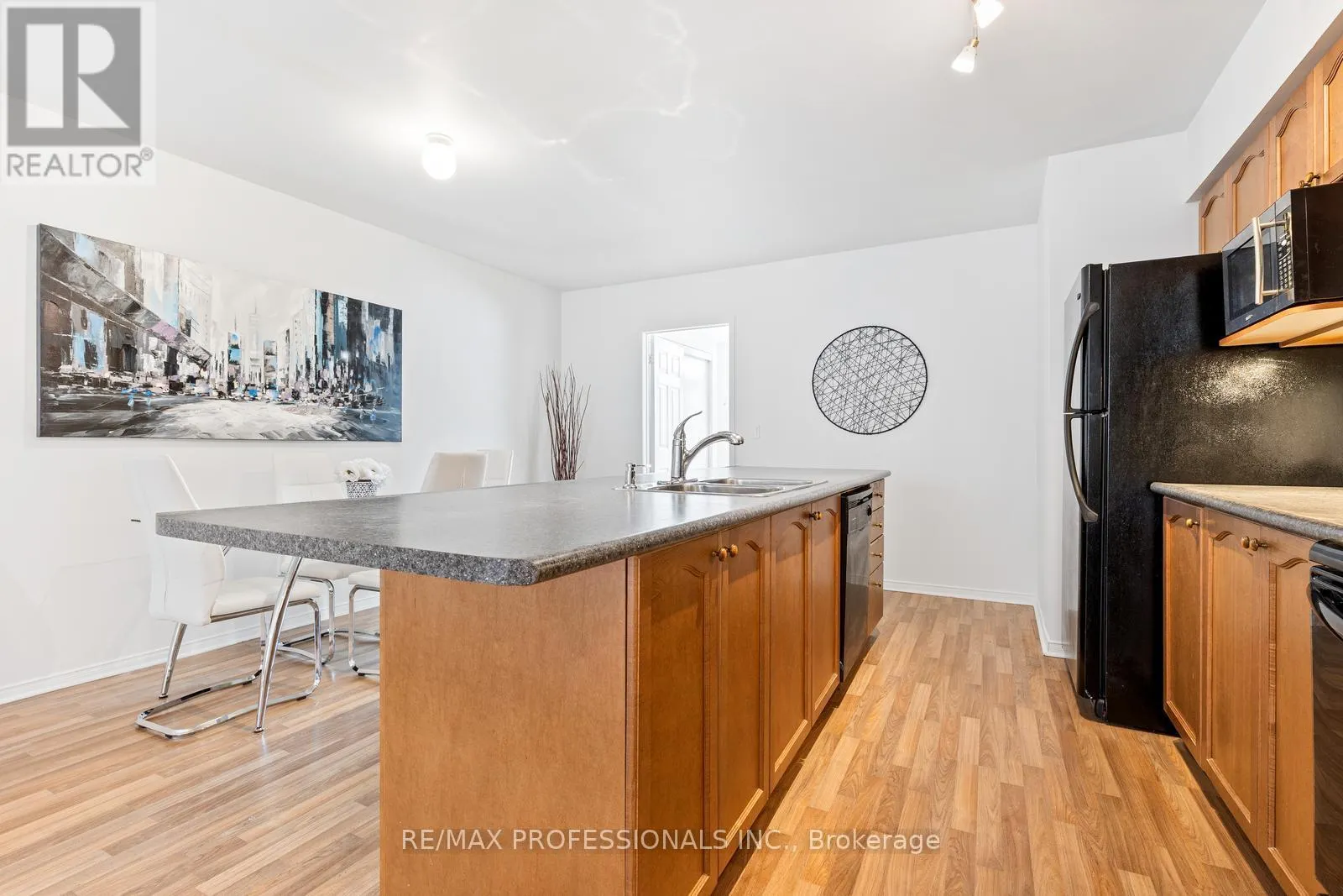 104 - 3400 LAKE SHORE BOULEVARD W