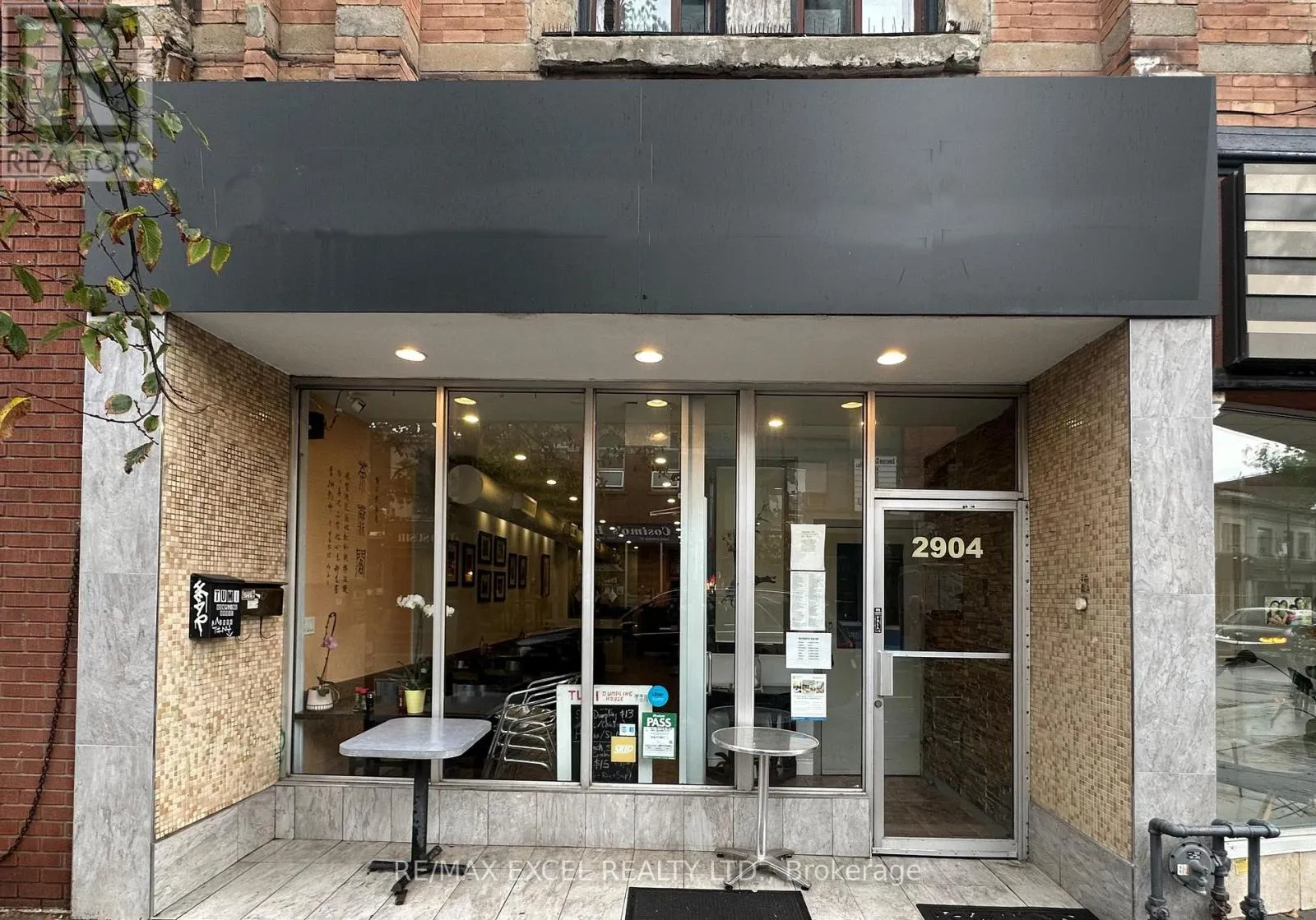2904 DUNDAS STREET W