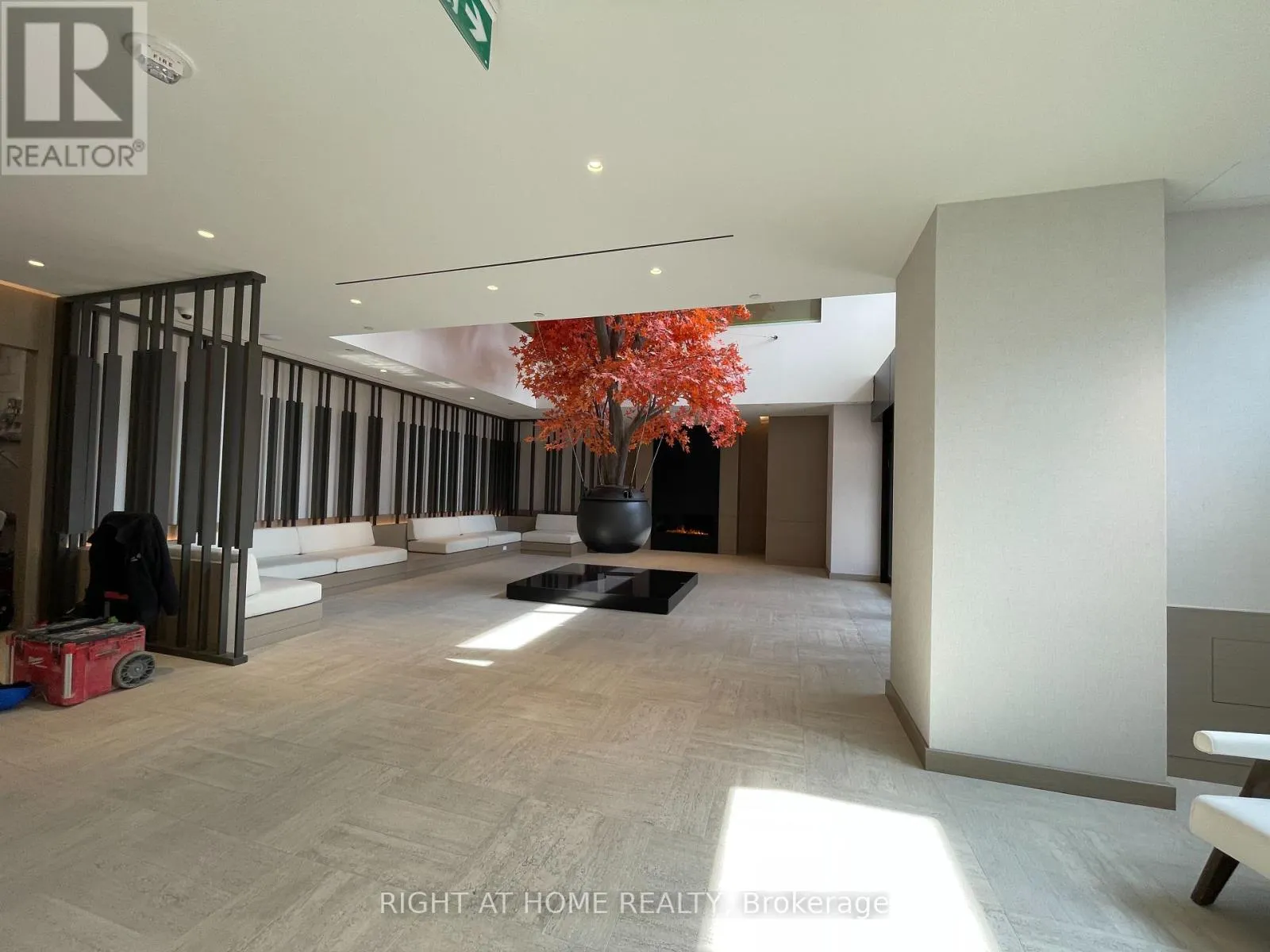 1608 - 4015 THE EXCHANGE