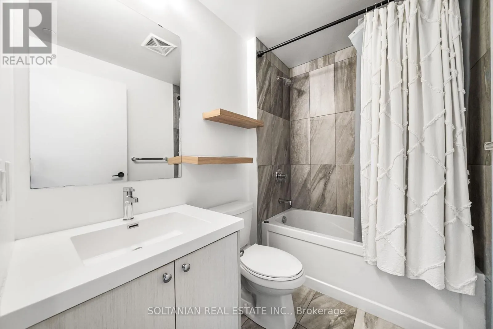 810 - 50 GEORGE BUTCHART DRIVE