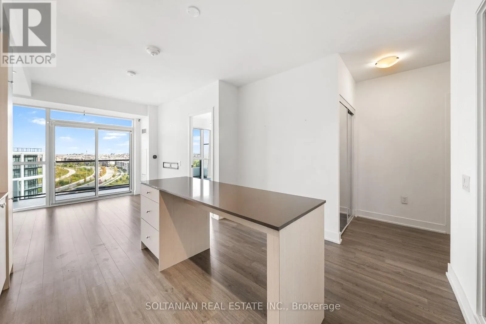 810 - 50 GEORGE BUTCHART DRIVE