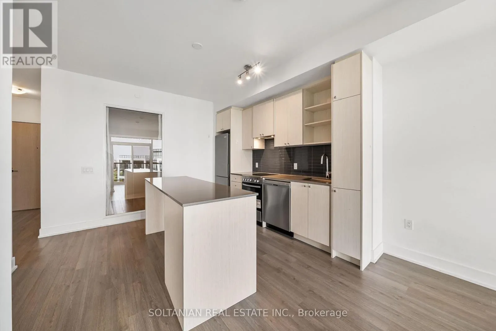 810 - 50 GEORGE BUTCHART DRIVE