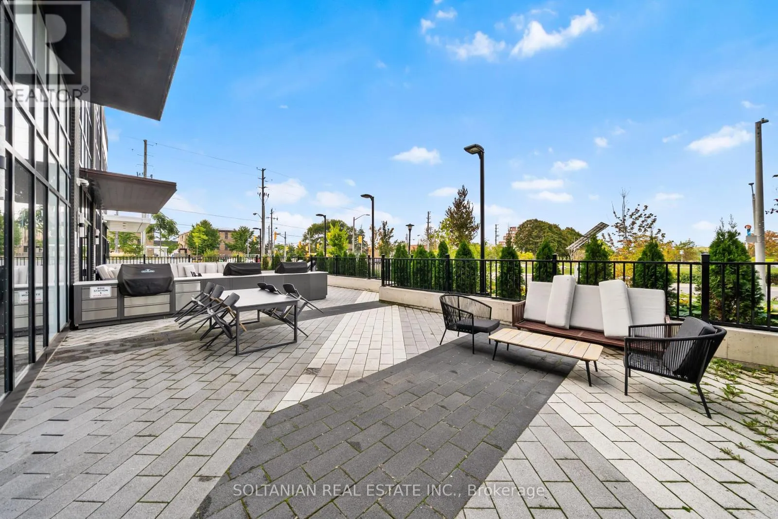 810 - 50 GEORGE BUTCHART DRIVE