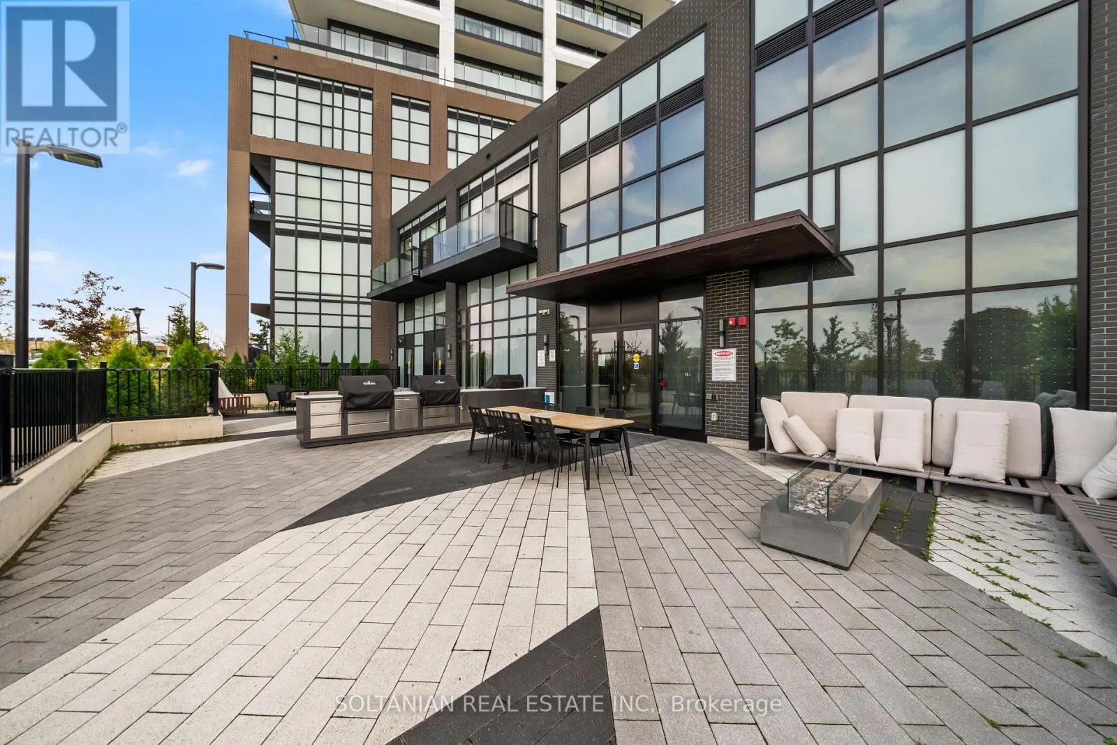 810 - 50 GEORGE BUTCHART DRIVE