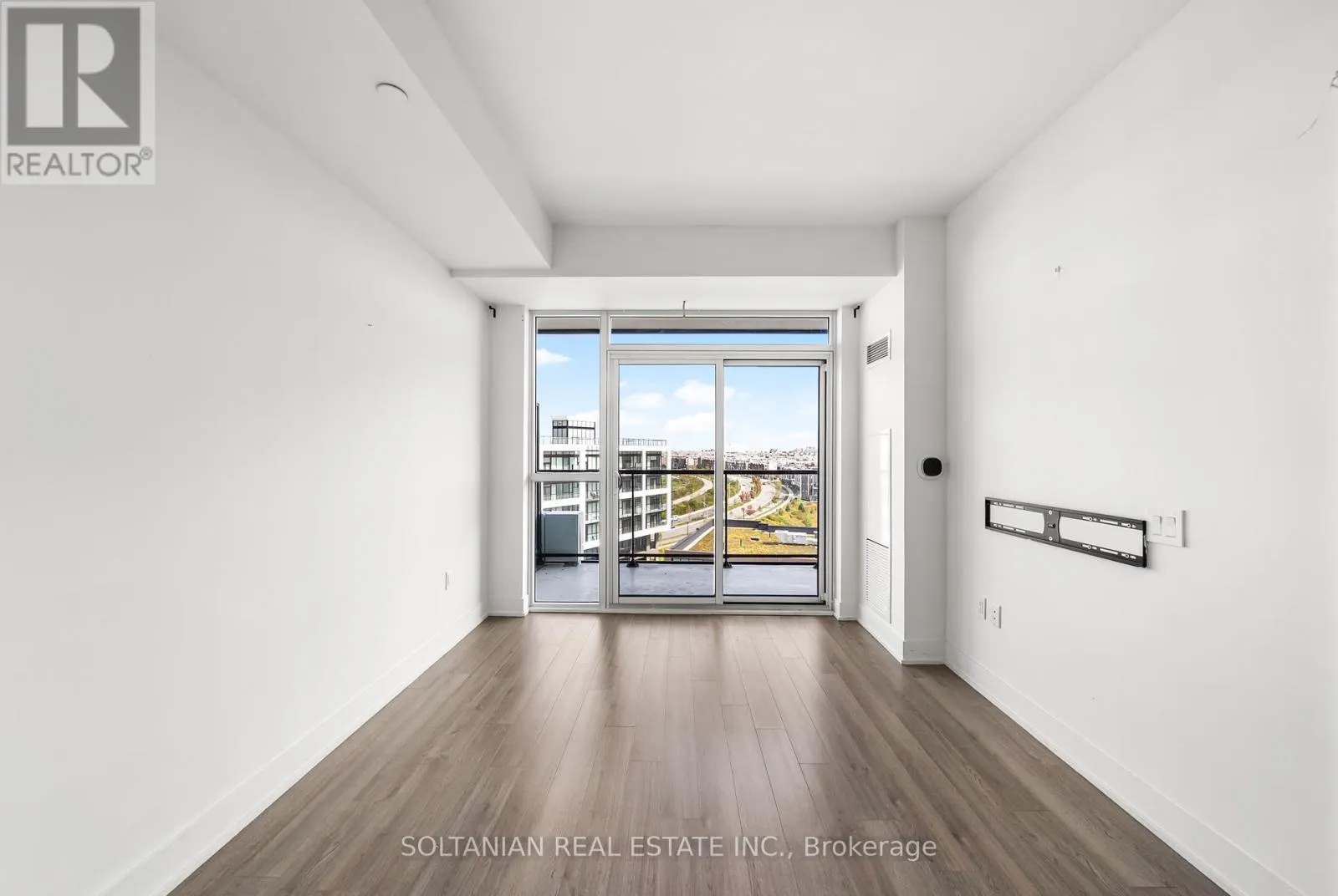 810 - 50 GEORGE BUTCHART DRIVE