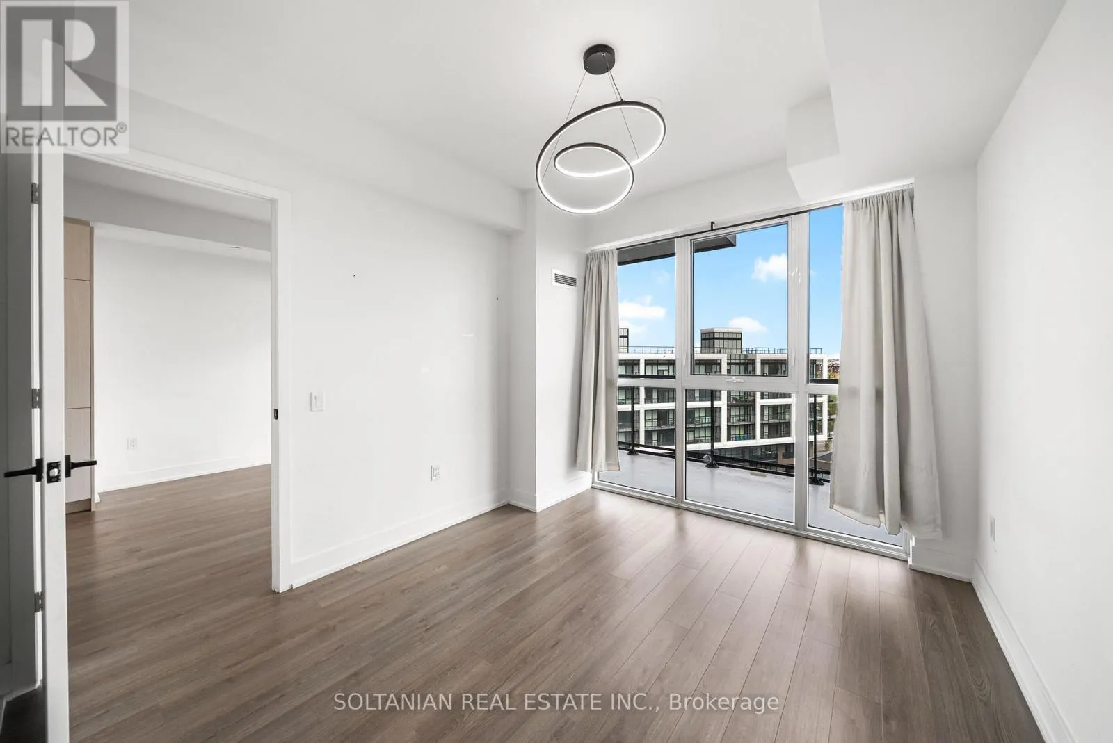 810 - 50 GEORGE BUTCHART DRIVE