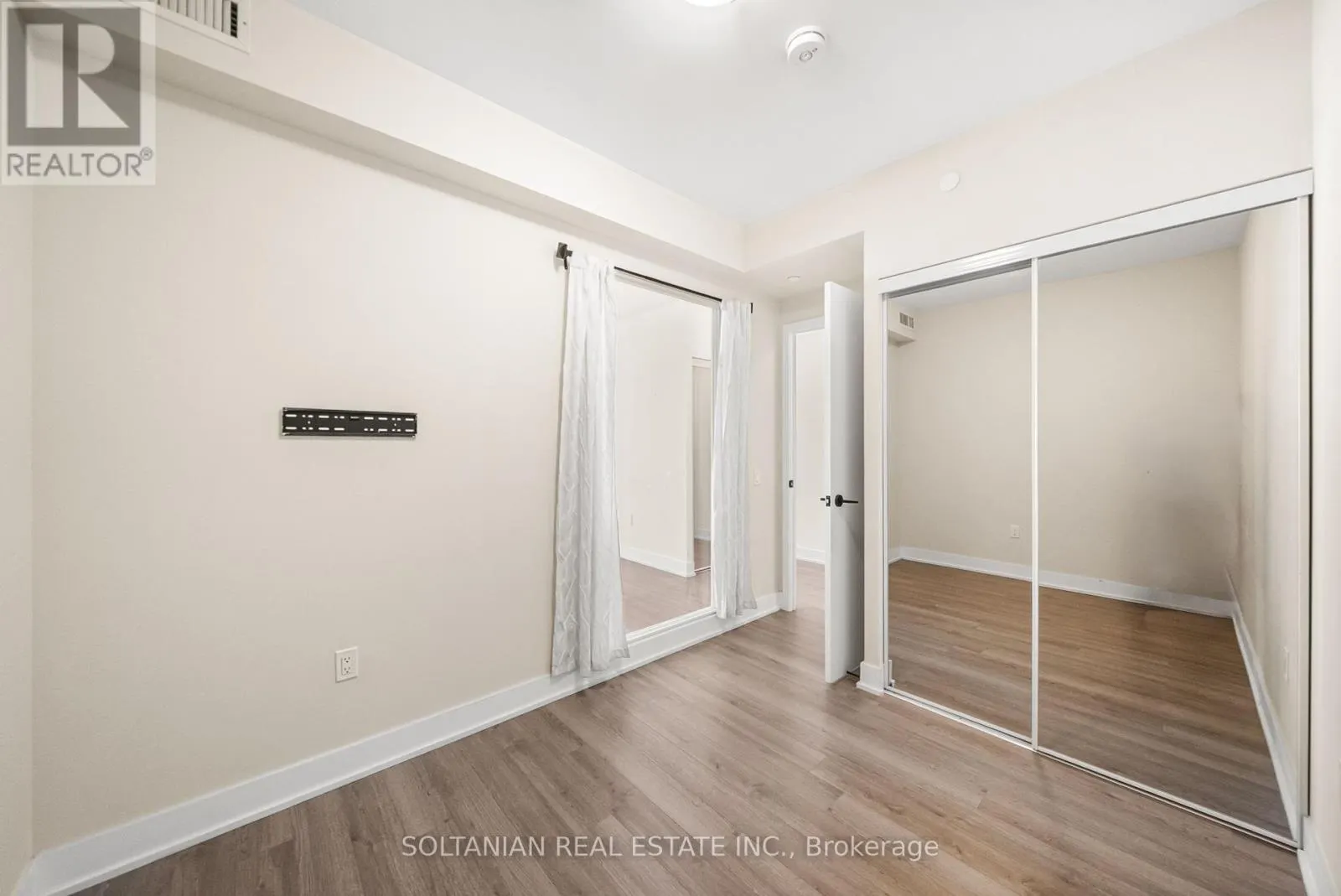 810 - 50 GEORGE BUTCHART DRIVE