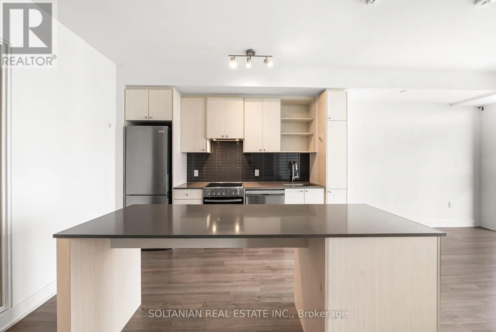 810 - 50 GEORGE BUTCHART DRIVE
