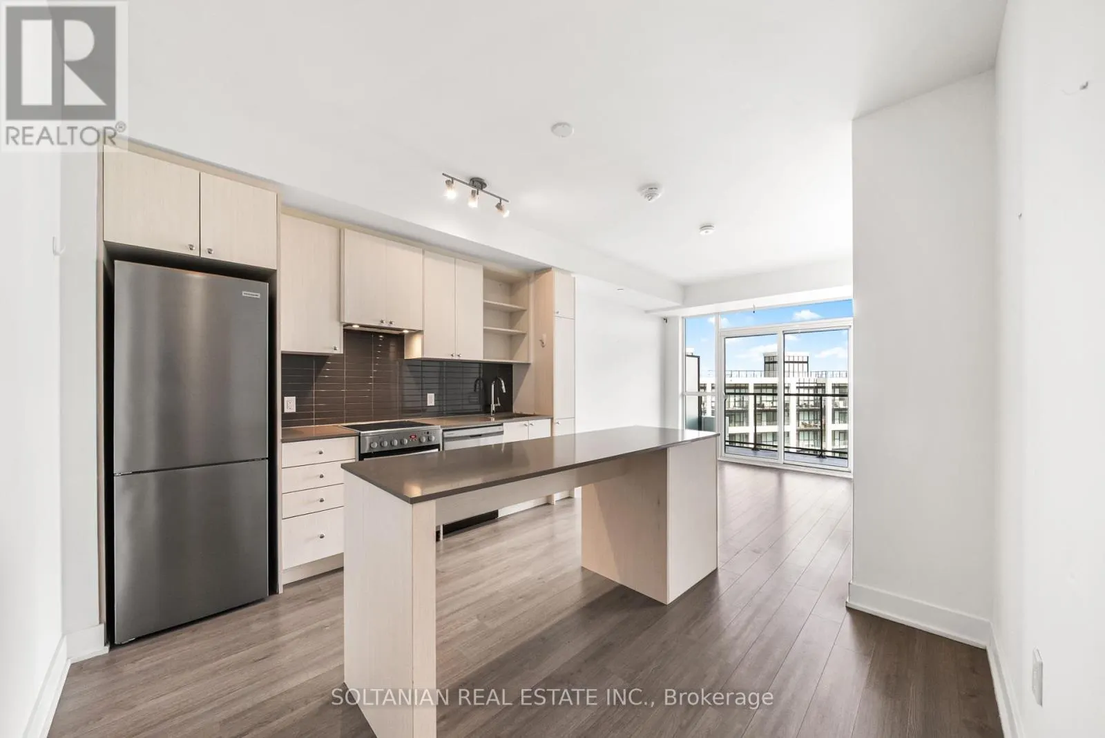 810 - 50 GEORGE BUTCHART DRIVE