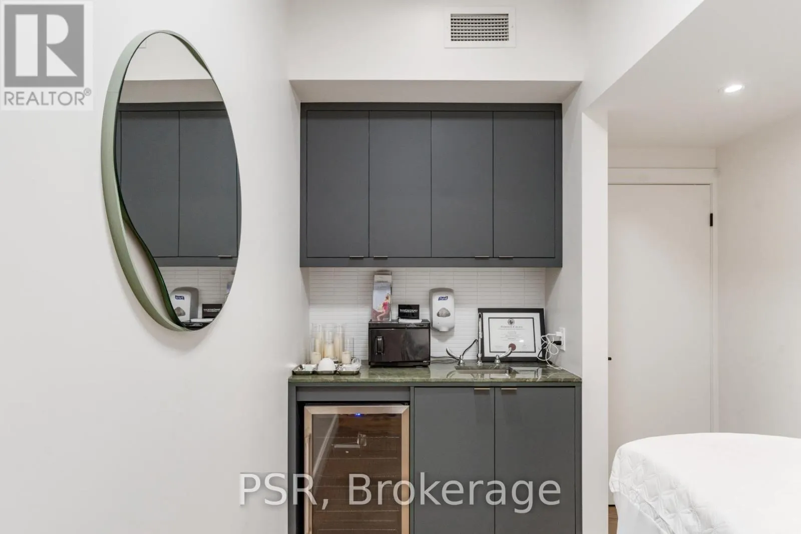 1656 QUEEN STREET W