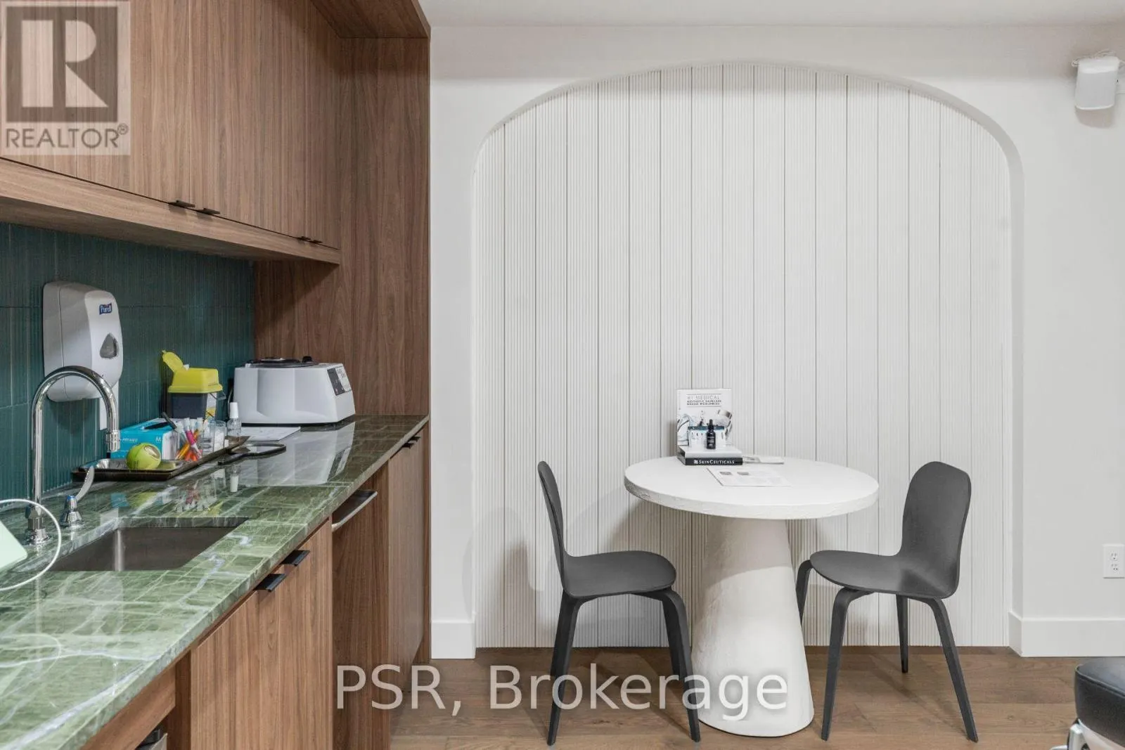 1656 QUEEN STREET W