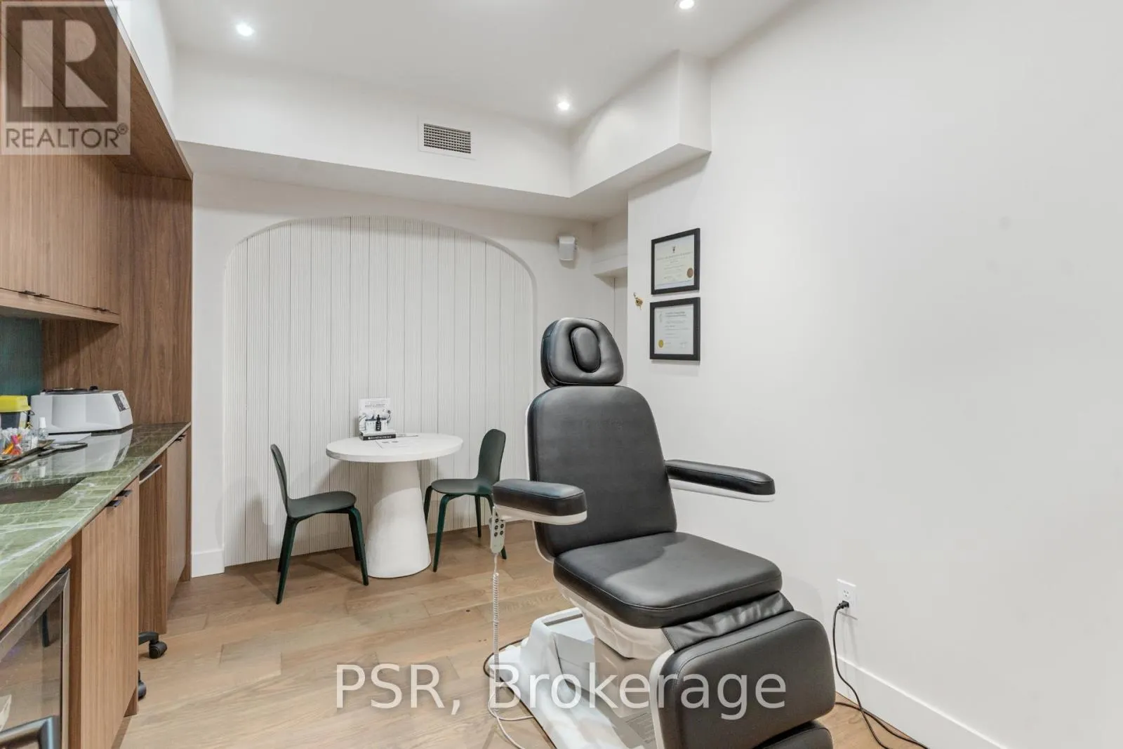 1656 QUEEN STREET W