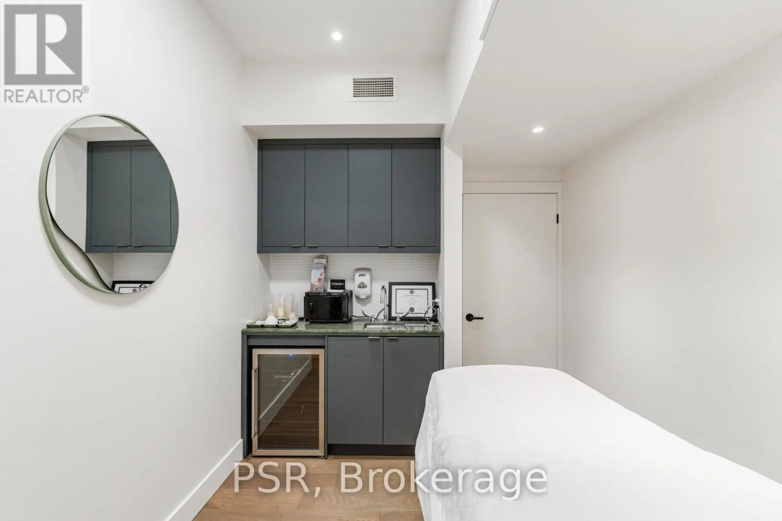 1656 QUEEN STREET W