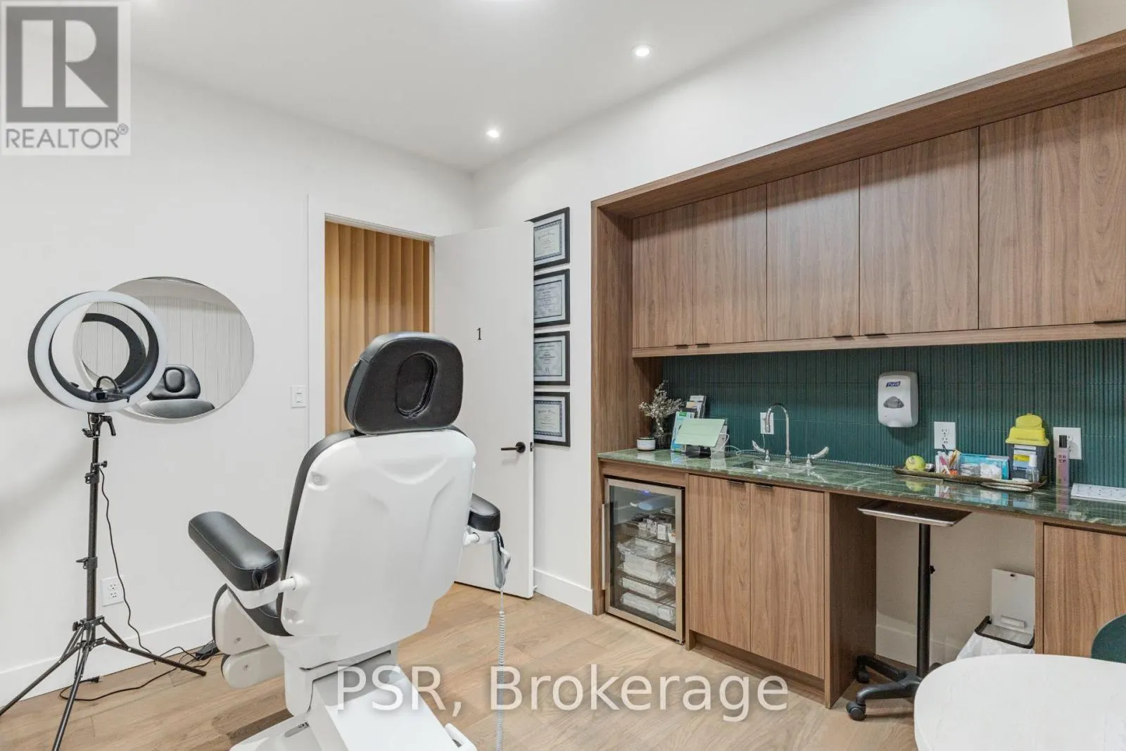 1656 QUEEN STREET W