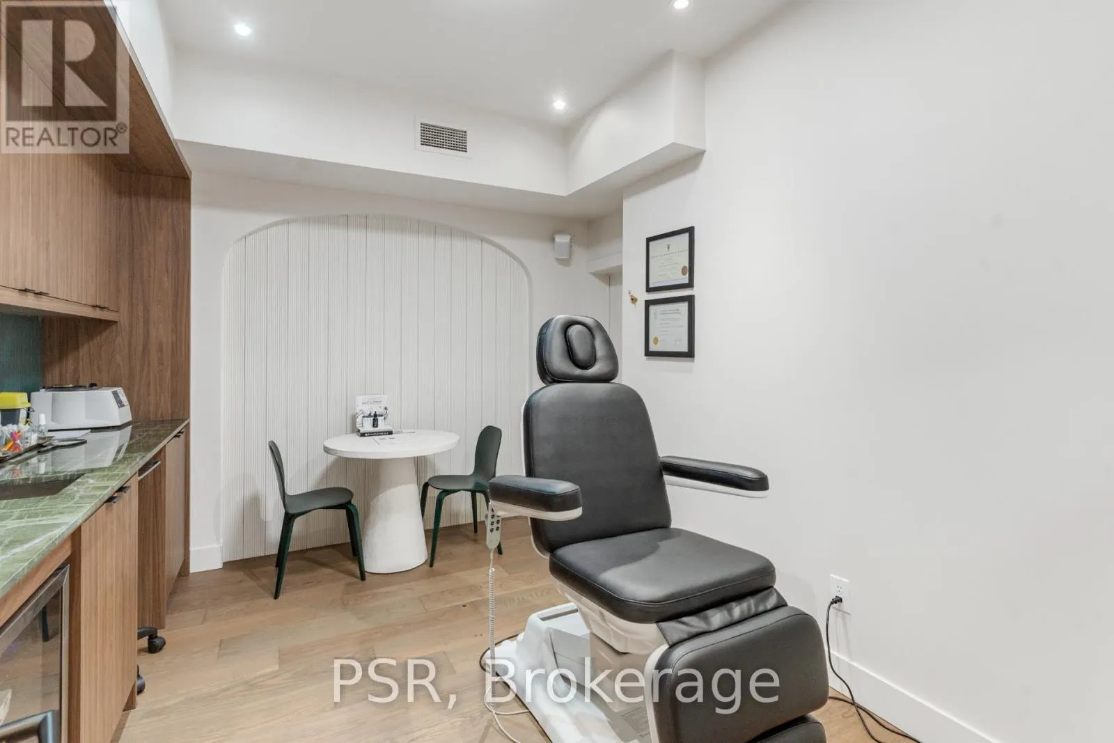 1656 QUEEN STREET W