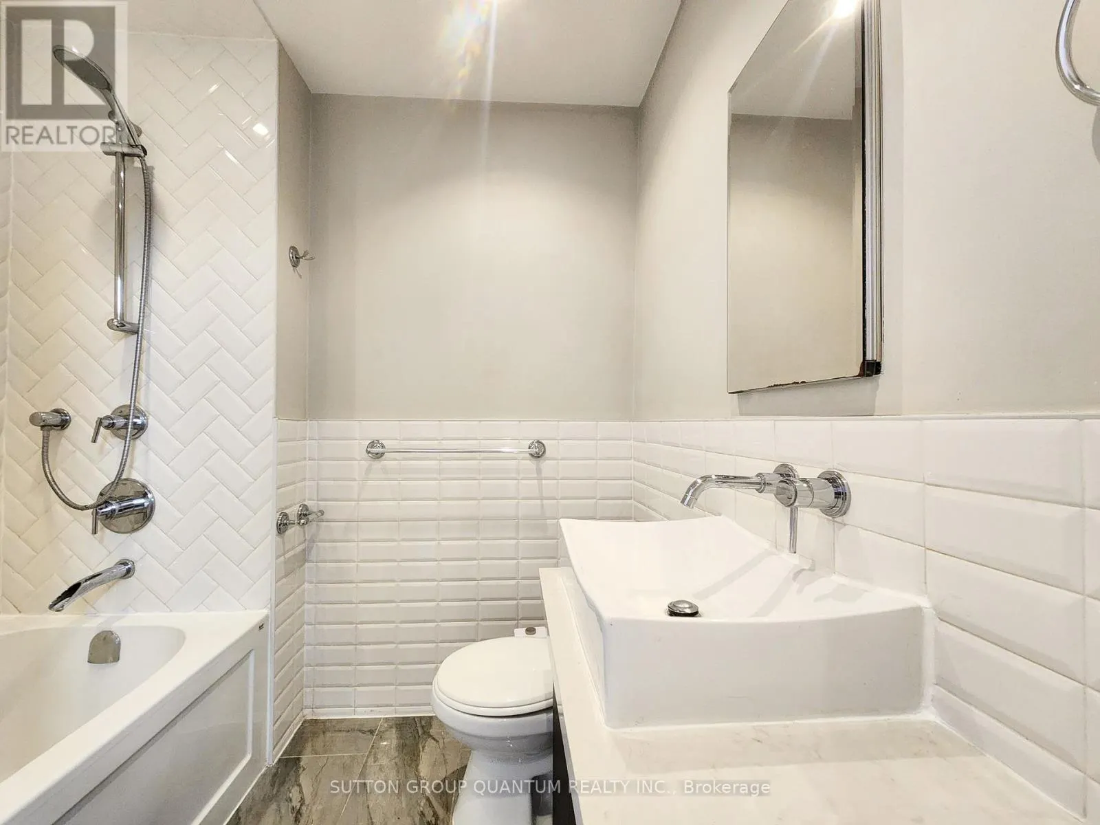 UPPER - 291 RONCESVALLES AVENUE