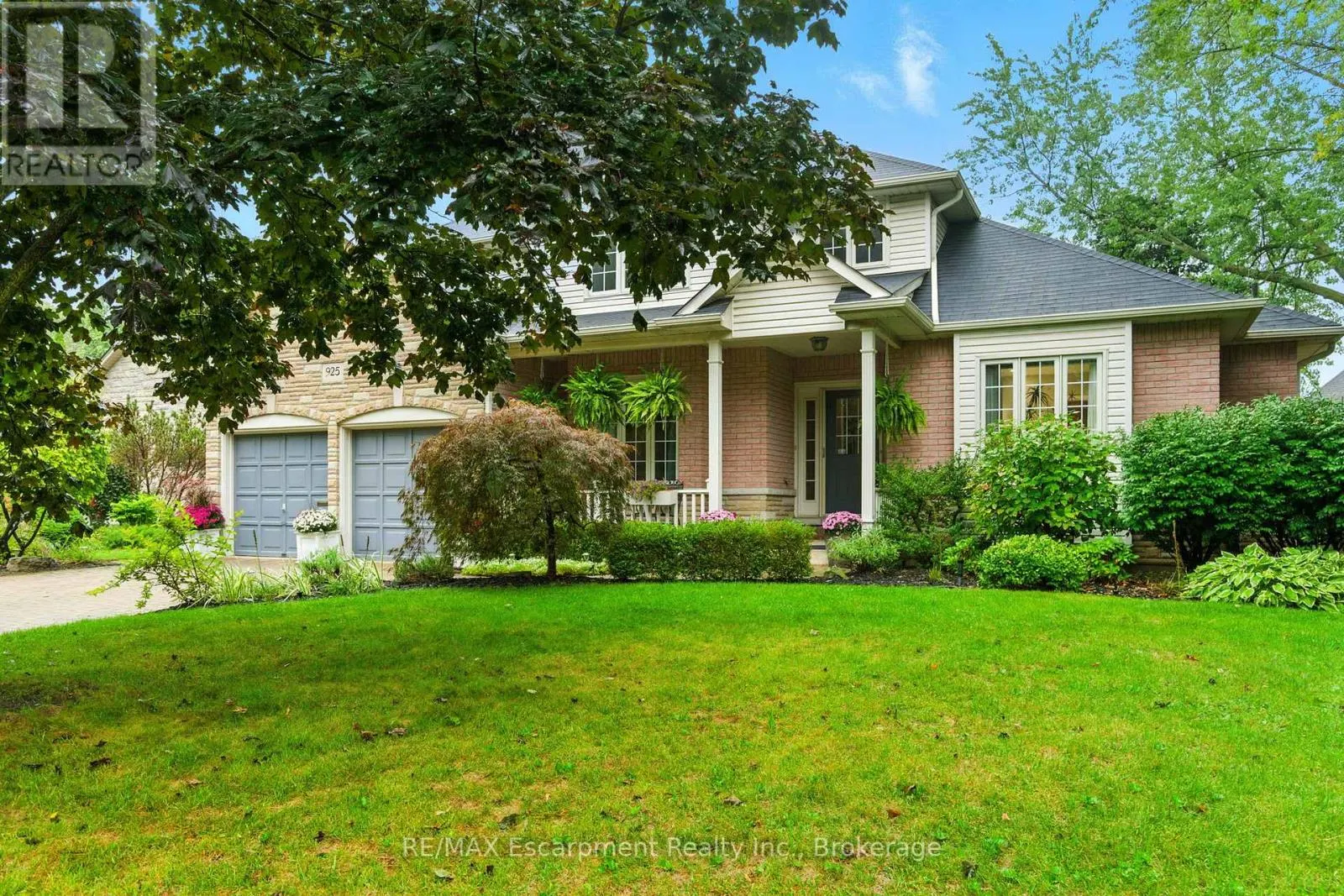 925 HALSHAM COURT