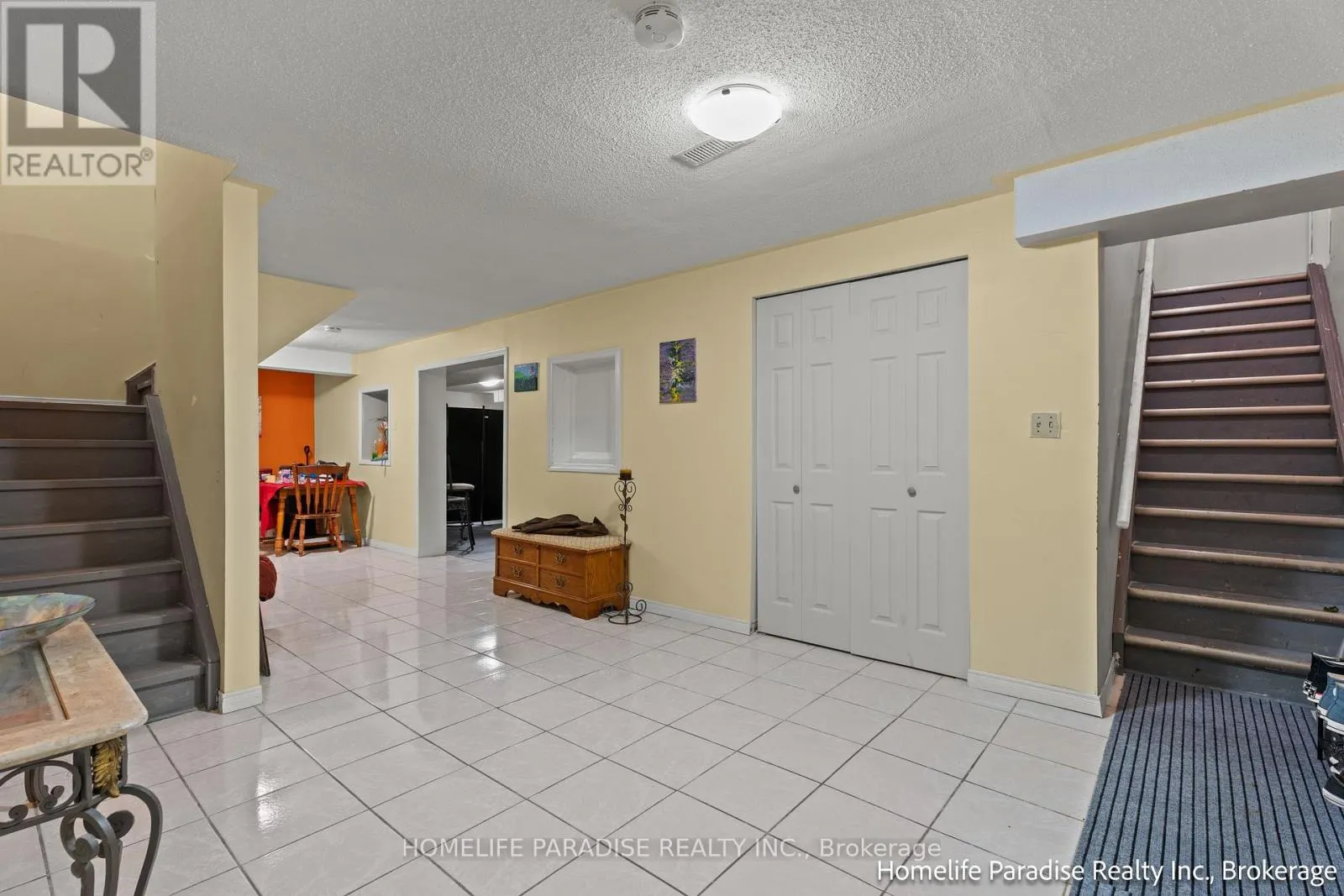 6 IVY LEA COURT