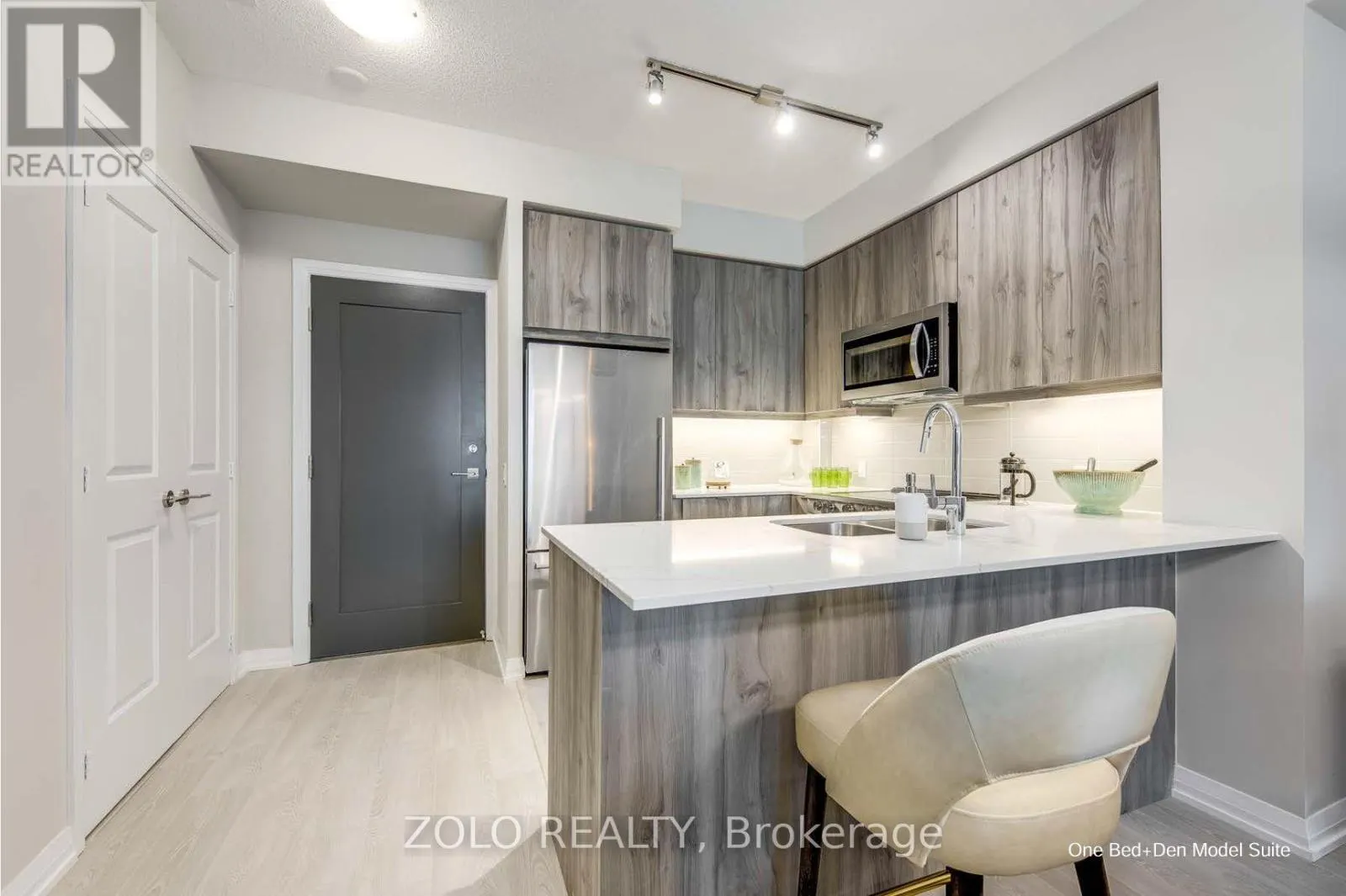 215 - 15 WATERGARDEN DRIVE