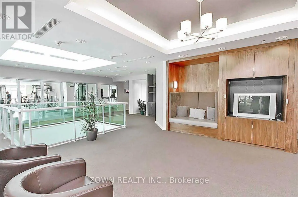 813 - 33 ELM DRIVE W