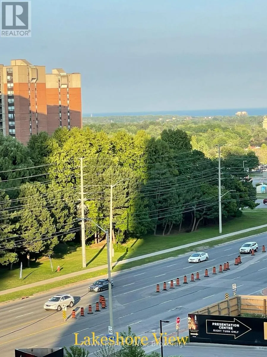 813 - 33 ELM DRIVE W
