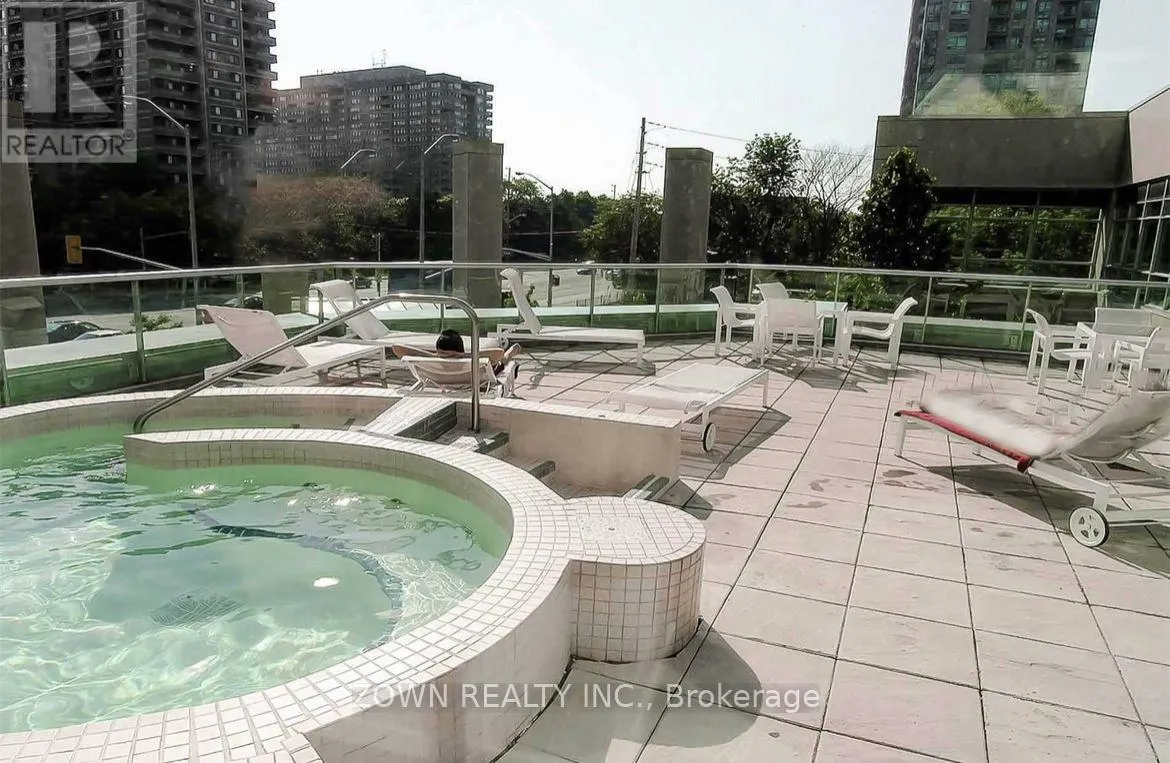 813 - 33 ELM DRIVE W