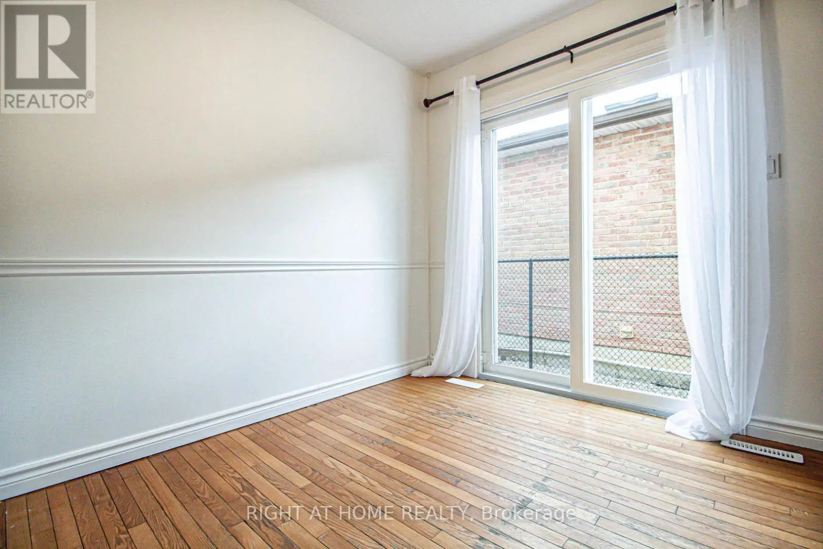 30 VODDEN STREET W