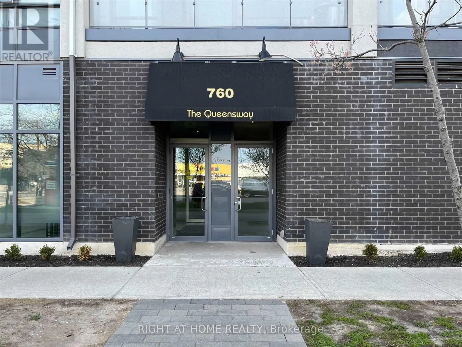 410 - 760 THE QUEENSWAY