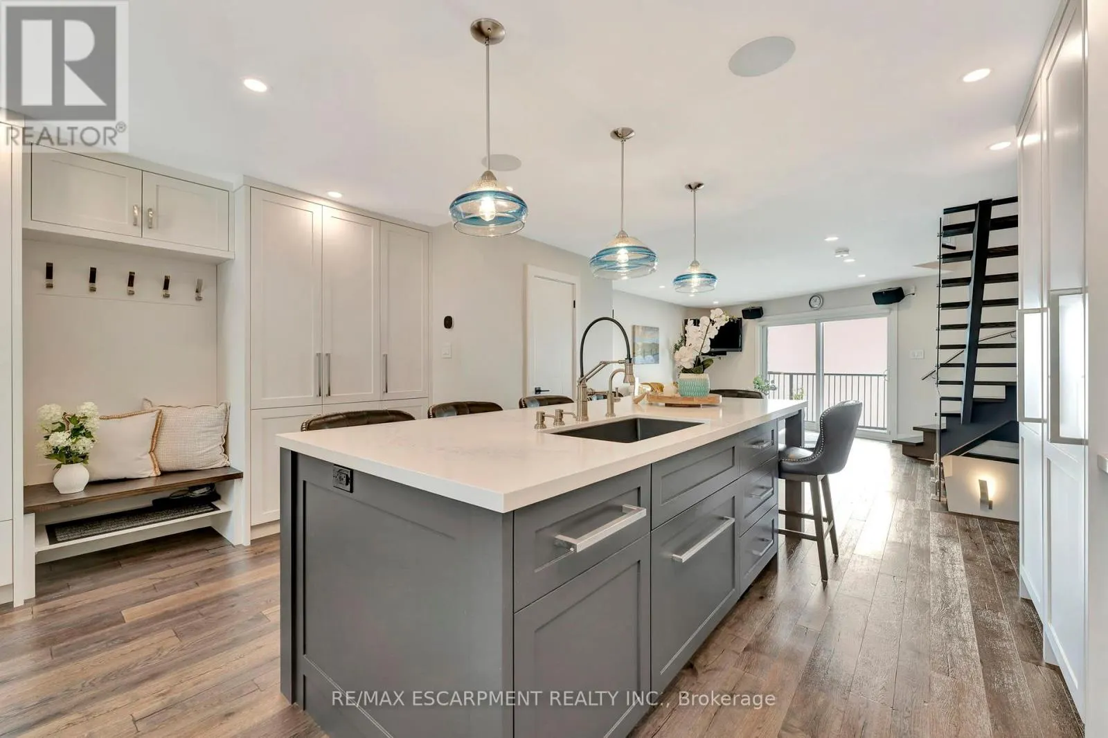3 - 2136 OLD LAKESHORE ROAD
