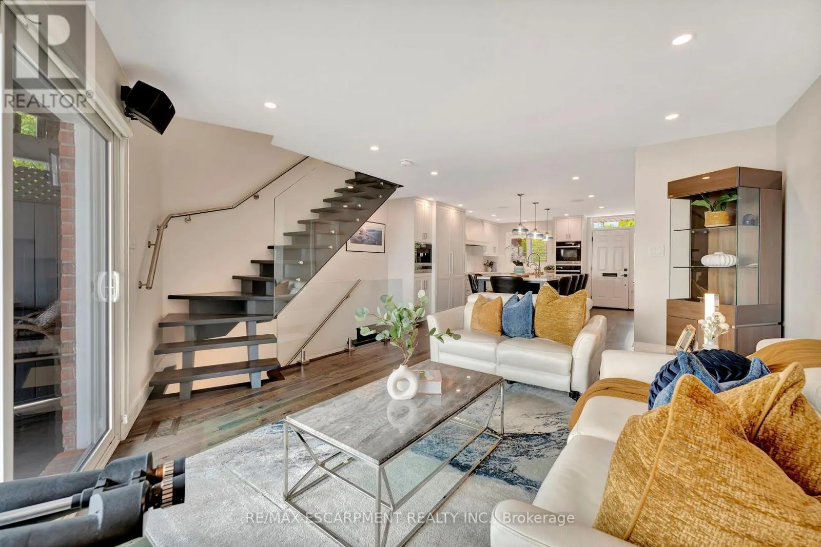 3 - 2136 OLD LAKESHORE ROAD