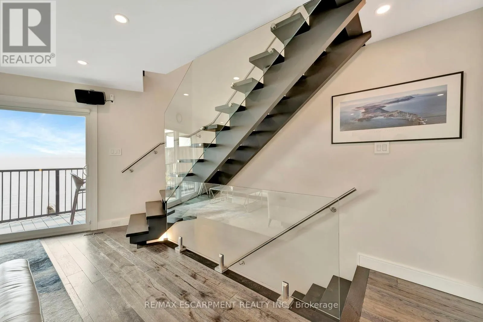 3 - 2136 OLD LAKESHORE ROAD